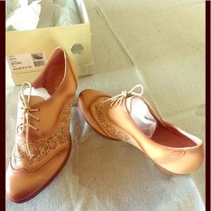 Tan laced heeled shoes